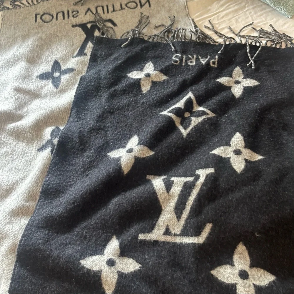 Louis Vuitton Gray and Black Scarf - Picture 2 of 3